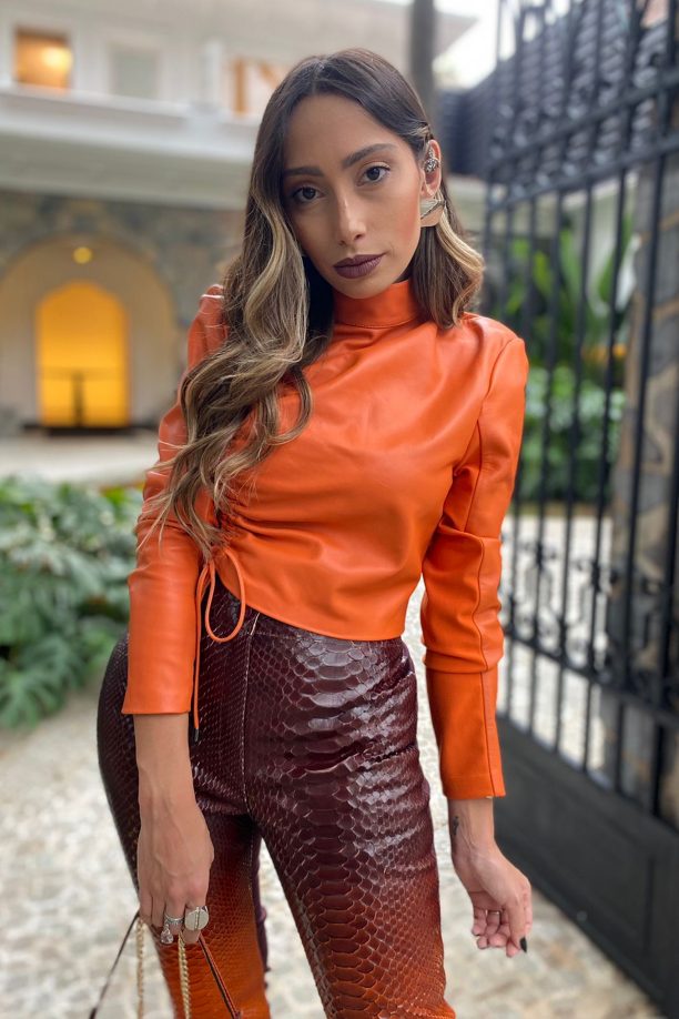Blusa em Couro com Amarração