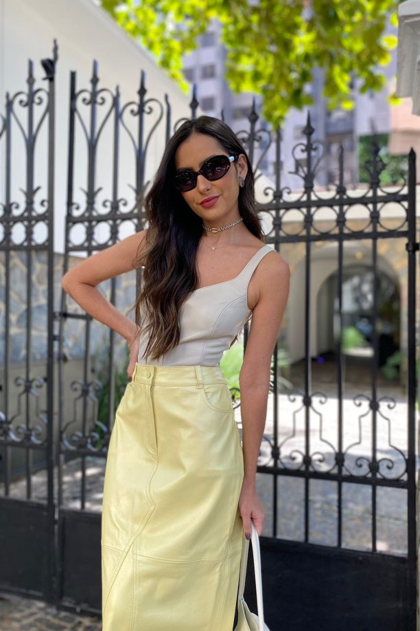 Blusa de couro cropped com Decote Arredondado