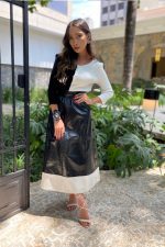 Saia em Couro Bicolor Botões