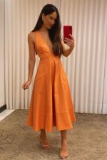 Vestido de Couro Midi com Decote e Bolsos