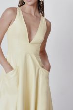 Vestido de Couro Midi com Decote e Bolsos