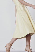 Vestido de Couro Midi com Decote e Bolsos