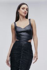 Blusa de Couro Cropped Preta com Decote Arredondado