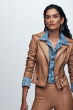 Jaqueta de Couro com Sobreposição em Jeans