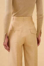 Calça Reta Alfaiataria Bolsos Assimétricos em Tecido