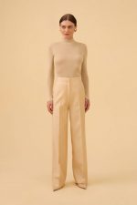 Calça Reta Alfaiataria Bolsos Assimétricos em Tecido