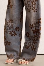 Calça Jeans Modelagem Ampla com Bordado
