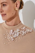 Blusa Sem Mangas Gola Alta Em Tricot Com Bordado
